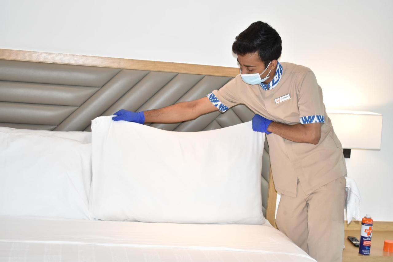 Welcomhotel By Itc Hotels, Racecourse, Coimbatore Extérieur photo A housekeeper making a bed